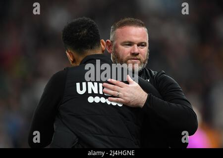 DERBY, ROYAUME-UNI. 15th AVRIL Wayne Rooney, directeur du comté de Derby célèbre la victoire avec Liam Rosenior du comté de Derby lors du match de championnat Sky Bet entre le comté de Derby et Fulham au Pride Park, Derby le vendredi 15th avril 2022. (Credit: Jon Hobley | MI News) Credit: MI News & Sport /Alay Live News Banque D'Images