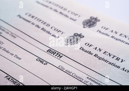 Deux certificats de naissance délivrés par le Bureau des passeports HM en 2021. Mise au point sélective. Stoke-on-Trent, Royaume-Uni, le 13 avril 2022. Banque D'Images