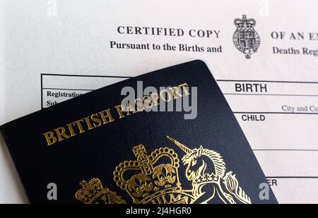 Passeport britannique et certificat de naissance original. Banque D'Images