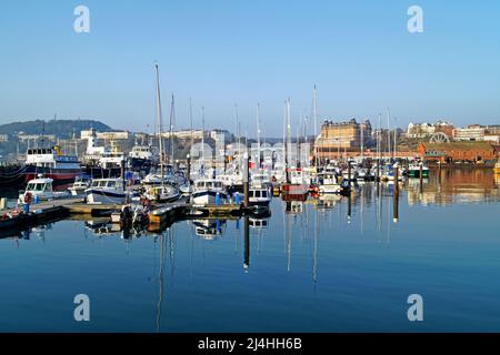 Royaume-Uni, North Yorkshire, Scarborough Harbour en direction de West Pier avec le Grand Hotel au loin. Banque D'Images