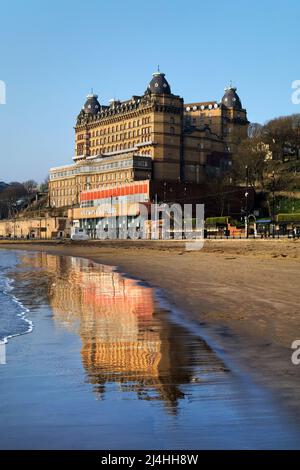 Royaume-Uni, North Yorkshire, Scarborough, Reflections of Grand Hotel on South Bay Beach Banque D'Images