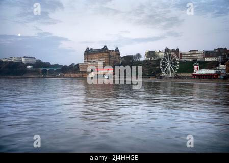 Royaume-Uni, North Yorkshire, Scarborough, Grand Hotel et Big Wheel sur Foreshore Road Banque D'Images