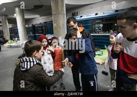 Kharhiv, Ukraine. 14th avril 2022. Enfants jouant les uns avec les autres à la station de métro de Kharkiv. Les citoyens de Kharkiv ont été contraints d’adopter une nouvelle vie sous terre dans les stations de métro, la deuxième plus grande ville d’Ukraine étant désormais confrontée à une menace constante de bombardements et de frappes aériennes russes. (Photo par Alex Chan TSZ Yuk/SOPA Images/Sipa USA) crédit: SIPA USA/Alay Live News Banque D'Images