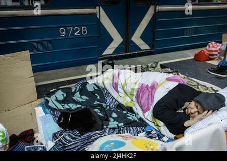 Kharhiv, Ukraine. 14th avril 2022. Une femme dormant à la station de métro de Kharkiv. Les citoyens de Kharkiv ont été contraints d’adopter une nouvelle vie sous terre dans les stations de métro, la deuxième plus grande ville d’Ukraine étant désormais confrontée à une menace constante de bombardements et de frappes aériennes russes. (Photo par Alex Chan TSZ Yuk/SOPA Images/Sipa USA) crédit: SIPA USA/Alay Live News Banque D'Images