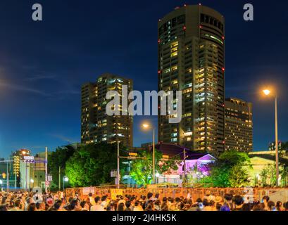 Osaka, Japon - 25 juillet 2015 : foule de personnes sous de grands bâtiments résidentiels lors du festival d'été Banque D'Images