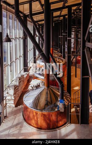 Brasserie moderne. Chaîne de production artisanale de bière. Banque D'Images