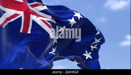 Vue rapprochée du drapeau national des îles Cook, qui agite dans le vent. Un ciel clair en arrière-plan. Patriotisme et fierté. Mise au point sélective Banque D'Images