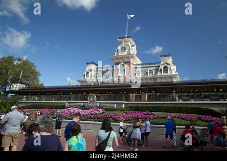 Orlando, Floride, États-Unis, le 28th 2022 mars, les gens approchent de l'entrée principale du parc thématique de Walt Disney, Magic Kingdom Banque D'Images