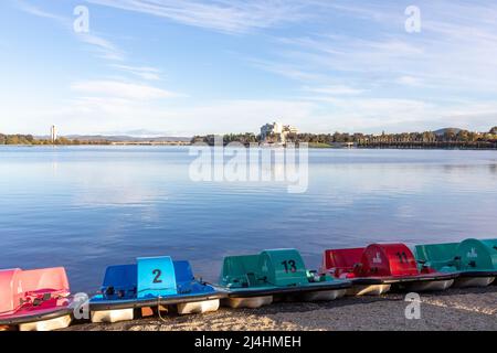 Lac Burley Griffin, pédalos à louer sur les rives avec l'Australian High court Building sur les rives,Canberra,ACT,Australie Banque D'Images