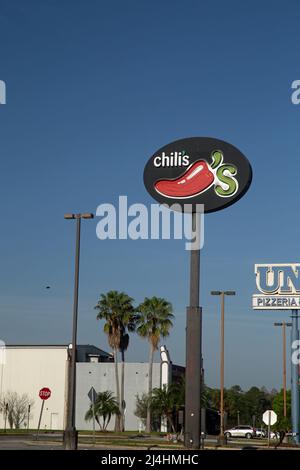 West Irlo Bronson Memorial Highway (i192), Kissimmee, Floride, États-Unis, mars 30th 2022, des panneaux commerciaux au bord de la route annoncent les restaurants locaux Banque D'Images