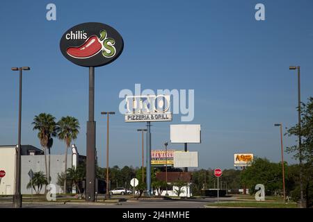 West Irlo Bronson Memorial Highway (i192), Kissimmee, Floride, États-Unis, mars 30th 2022, des panneaux commerciaux au bord de la route annoncent les restaurants locaux Banque D'Images