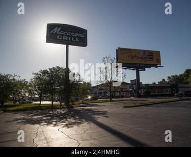 West Irlo Bronson Memorial Highway (i192), Kissimmee, Floride, États-Unis, mars 30th 2022, des panneaux commerciaux au bord de la route annoncent les restaurants locaux Banque D'Images