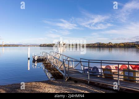 Lac Burley Griffin, pédalos à louer sur les rives avec l'Australian High court Building sur les rives,Canberra,ACT,Australie Banque D'Images