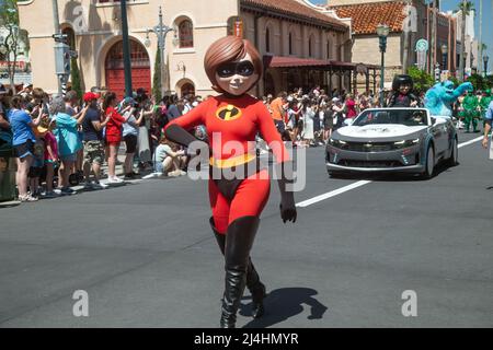 Parc à thème Hollywood Studios, Orlando, Floride, États-Unis, 3rd 2022 avril, Les visiteurs apprécient la parade Disney Banque D'Images