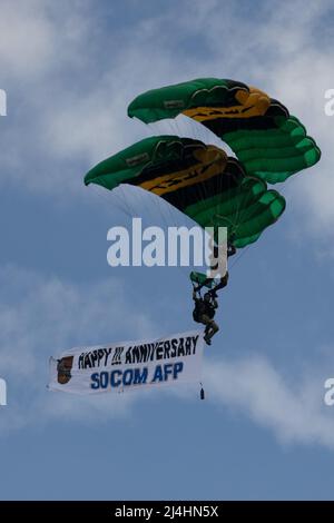 Des membres de l'équipe parachutiste de l'armée philippine commémorent le quatrième anniversaire des forces armées du Commandement des opérations spéciales des Philippines (SOCOM AFP) lors de la cérémonie anniversaire de la SOCOM AFP à fort Magsaysay, Nueva Ecija (Philippines), le 1 avril 2022. (É.-U. Photographie de l'armée par le SPC Joshua Oller/28th Détachement des affaires publiques) Banque D'Images