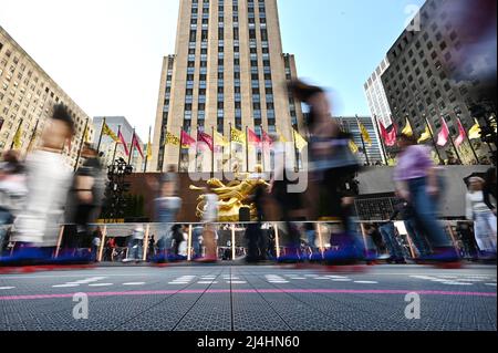 New York, États-Unis. 15th avril 2022. Avec une vitesse d'obturation lente pour un effet de flou, les gens sont vus patiner à roulettes le jour d'ouverture au flippers Roller Boogie Palace NYC au Rockefeller Center à New York, NY, le 15 avril 2022. Le roller est revenu pour la première fois depuis les années 1940 au Rockefeller Center. (Photo par Anthony Behar/Sipa USA) crédit: SIPA USA/Alay Live News Banque D'Images