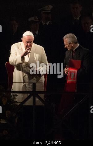 Rome, Italie. 15th avril 2022. Le soir du Vendredi Saint, le Pape François, Jorge Mario Bergoglio, a célébré la via Crucis / chemin de la Croix à l'extérieur du Colisée. Crédit : LSF photo/Alamy Live News Banque D'Images