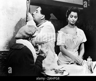 Giacomo Furia, Sophia Loren, sur le tournage du film italien « The Gold of Naples », titre italien : « l'oro di Napoli », Ponti-de Laurentiis Cinematografica, Paramount Pictures, Distributors Corporation of America, 1954, U.S. Release 1957 Banque D'Images