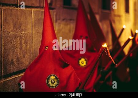 Barcelone, Espagne. 15th avril 2022. Pénitents à capuchon de la "Nuestra Senora de las Angustias" défilé de fraternité à travers Barcelone pendant la procession du Vendredi Saint crédit: Matthias Oesterle/Alamy Live News Banque D'Images