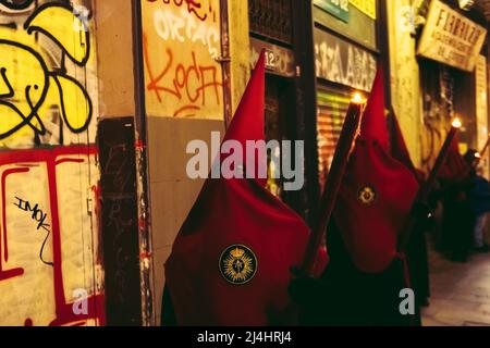 Barcelone, Espagne. 15th avril 2022. Pénitents à capuchon de la "Nuestra Senora de las Angustias" défilé de fraternité à travers Barcelone pendant la procession du Vendredi Saint crédit: Matthias Oesterle/Alamy Live News Banque D'Images