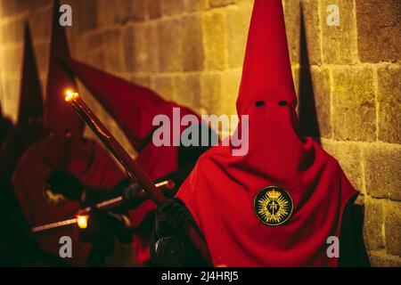 Barcelone, Espagne. 15th avril 2022. Pénitents à capuchon de la "Nuestra Senora de las Angustias" défilé de fraternité à travers Barcelone pendant la procession du Vendredi Saint crédit: Matthias Oesterle/Alamy Live News Banque D'Images