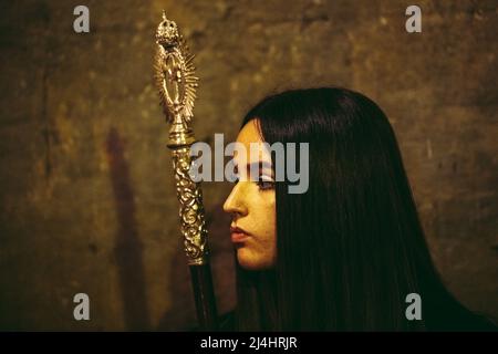 Barcelone, Espagne. 15th avril 2022. Un adorateur de la fraternité 'Nuestra Senora de las Angustias' passe par Barcelone pendant la procession du Vendredi Saint crédit: Matthias Oesterle/Alay Live News Banque D'Images