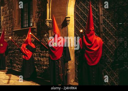 Barcelone, Espagne. 15th avril 2022. Pénitents à capuchon de la "Nuestra Senora de las Angustias" défilé de fraternité à travers Barcelone pendant la procession du Vendredi Saint crédit: Matthias Oesterle/Alamy Live News Banque D'Images