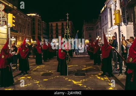 Barcelone, Espagne. 15th avril 2022. Pénitents à capuchon de la "Nuestra Senora de las Angustias" défilé de fraternité à travers Barcelone pendant la procession du Vendredi Saint crédit: Matthias Oesterle/Alamy Live News Banque D'Images