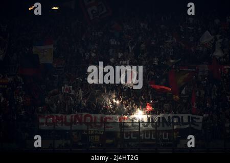 Milan, Italie. 15 avril 2022. Les fans de Gênes CFC montrent leur soutien pendant le match de football de la série A entre AC Milan et Gênes CFC. Credit: Nicolò Campo/Alay Live News Banque D'Images