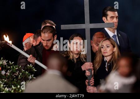 Rome, Italie. 15th avril 2022. Deux infirmières, Irina, de l'Ukraine, à gauche, et Albina, Depuis la Russie, à droite, tenez la croix en prenant part à la procession de la via Crucis (chemin de la croix) aux flambeaux célébrée par le pape François, non vu, au Colisée. Crédit: Riccardo de Luca - mise à jour des images/Alamy Live News Banque D'Images