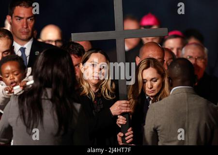 Rome, Italie. 15th avril 2022. Deux infirmières, Irina, de l'Ukraine, à gauche, et Albina, Depuis la Russie, à droite, tenez la croix en prenant part à la procession de la via Crucis (chemin de la croix) aux flambeaux célébrée par le pape François, non vu, au Colisée. Crédit: Riccardo de Luca - mise à jour des images/Alamy Live News Banque D'Images