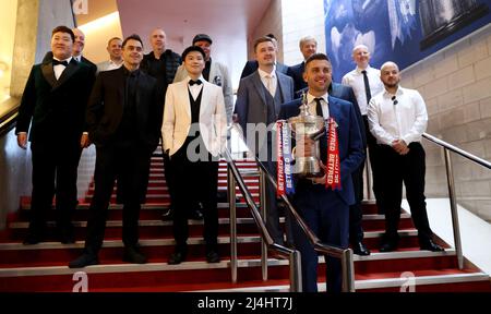 Sheffield, Grande-Bretagne. 15th avril 2022. Mark Selby (avant) d'Angleterre tenant le trophée pose avec d'autres joueurs pendant la journée médiatique des Championnats du monde de Snooker Betfred 2022 à Sheffield, en Grande-Bretagne, le 15 avril 2022. Crédit : Li Ying/Xinhua/Alay Live News Banque D'Images