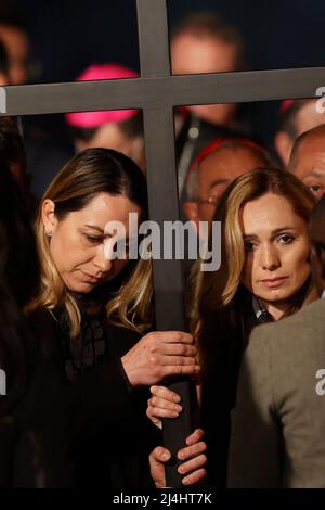 Rome, Italie. 15th avril 2022. Deux infirmières, Irina, de l'Ukraine, à gauche, et Albina, Depuis la Russie, à droite, tenez la croix en prenant part à la procession de la via Crucis (chemin de la croix) aux flambeaux célébrée par le pape François, non vu, au Colisée. Crédit: Riccardo de Luca - mise à jour des images/Alamy Live News Banque D'Images