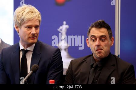 Sheffield, Grande-Bretagne. 15th avril 2022. Ronnie O'Sullivan (R) d'Angleterre et Neil Robertson d'Australie assistent à la journée des médias des Championnats du monde de Snooker Betfred 2022 à Sheffield, en Grande-Bretagne, le 15 avril 2022. Crédit : Li Ying/Xinhua/Alay Live News Banque D'Images