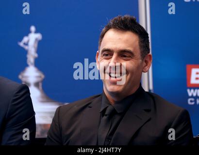 Sheffield, Grande-Bretagne. 15th avril 2022. Ronnie O'Sullivan d'Angleterre assiste à la journée des médias des Championnats du monde de Snooker Betfred 2022 à Sheffield, en Grande-Bretagne, le 15 avril 2022. Crédit : Li Ying/Xinhua/Alay Live News Banque D'Images