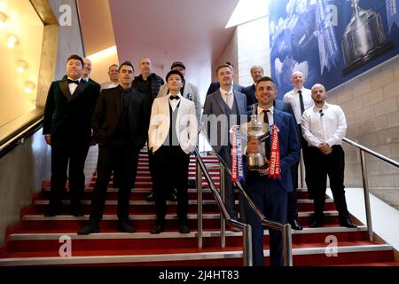 Sheffield, Grande-Bretagne. 15th avril 2022. Mark Selby (avant) d'Angleterre tenant le trophée pose avec d'autres joueurs pendant la journée médiatique des Championnats du monde de Snooker Betfred 2022 à Sheffield, en Grande-Bretagne, le 15 avril 2022. Crédit : Li Ying/Xinhua/Alay Live News Banque D'Images