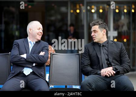 Sheffield, Grande-Bretagne. 15th avril 2022. Ronnie O'Sullivan (R) d'Angleterre et John Higgins d'Écosse assistent à la journée des médias des Championnats du monde de Snooker Betfred 2022 à Sheffield, en Grande-Bretagne, le 15 avril 2022. Crédit : Li Ying/Xinhua/Alay Live News Banque D'Images