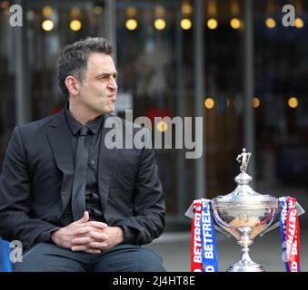 Sheffield, Grande-Bretagne. 15th avril 2022. Ronnie O'Sullivan d'Angleterre assiste à la journée des médias des Championnats du monde de Snooker Betfred 2022 à Sheffield, en Grande-Bretagne, le 15 avril 2022. Crédit : Li Ying/Xinhua/Alay Live News Banque D'Images