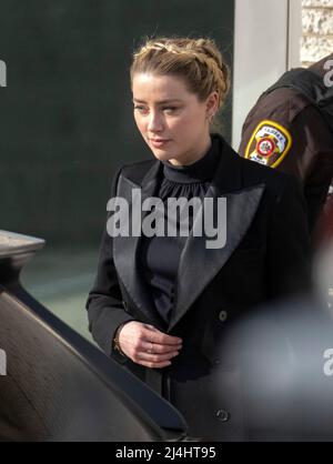 Amber Heard part le jeudi 14 avril 2022, après le 4 jour de son procès contre Johnny Depp, au palais de justice du comté de Fairfax, à Fairfax, en Virginie. Crédit: Ron Sachs / CNP / MediaPunch (RESTRICTION: PAS de journaux ou journaux New York ou New Jersey dans un rayon de 75 miles de New York) Banque D'Images