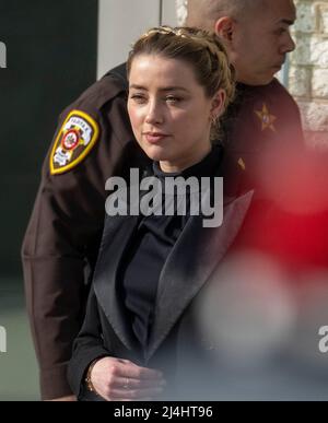 Amber Heard part le jeudi 14 avril 2022, après le 4 jour de son procès contre Johnny Depp, au palais de justice du comté de Fairfax, à Fairfax, en Virginie. Crédit: Ron Sachs / CNP / MediaPunch (RESTRICTION: PAS de journaux ou journaux New York ou New Jersey dans un rayon de 75 miles de New York) Banque D'Images