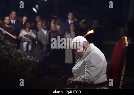 Rome, Italie. 15th avril 2022. Le pape François prie pendant la procession de la via Crucis (chemin de croix) aux flambeaux au Colisée le vendredi Saint, 15 avril 2022 à Rome. Photo de Stefano Spaziani/UPI crédit: UPI/Alay Live News Banque D'Images