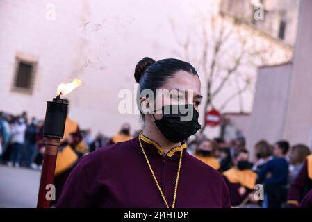 Torredembarra, Espagne. 15th avril 2022. Une femme porte une bougie pendant la procession du Saint-Burial de Jésus-Christ à Torredembarra le vendredi de Pâques. Le vendredi de Pâques, la procession du Saint-Burial est célébrée dans la ville de Torredembarra (Espagne), qui symbolise l'enterrement de Jésus-Christ après avoir été crucifié. Crédit : SOPA Images Limited/Alamy Live News Banque D'Images