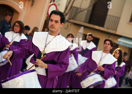 Torredembarra, Espagne. 15th avril 2022. Un groupe de tambours pendant la procession du Saint-Burial de Jésus-Christ à Torredembarra le vendredi de Pâques. Le vendredi de Pâques, la procession du Saint-Burial est célébrée dans la ville de Torredembarra (Espagne), qui symbolise l'enterrement de Jésus-Christ après avoir été crucifié. Crédit : SOPA Images Limited/Alamy Live News Banque D'Images