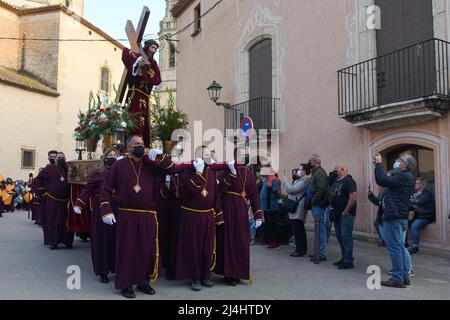 Torredembarra, Espagne. 15th avril 2022. Image de Jésus de Nazareth portant la Croix pendant la procession du Saint-Burial de Jésus-Christ à Torredembarra le vendredi de Pâques. Le vendredi de Pâques, la procession du Saint-Burial est célébrée dans la ville de Torredembarra (Espagne), qui symbolise l'enterrement de Jésus-Christ après avoir été crucifié. Crédit : SOPA Images Limited/Alamy Live News Banque D'Images