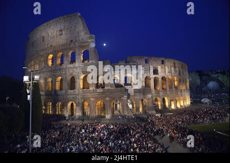 Rome, Italie. 15th avril 2022. Le pape François prie pendant la procession de la via Crucis (chemin de croix) aux flambeaux au Colisée le vendredi Saint, 15 avril 2022 à Rome. Photo de Stefano Spaziani/UPI crédit: UPI/Alay Live News Banque D'Images