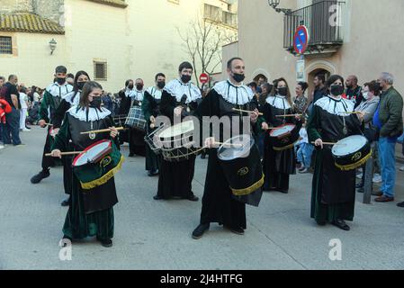 Torredembarra, Espagne. 15th avril 2022. Un groupe de batteurs lors de la procession du Saint-Burial de Jésus-Christ à Torredembarra le vendredi de Pâques. Le vendredi de Pâques, la procession du Saint-Burial est célébrée dans la ville de Torredembarra (Espagne), qui symbolise l'enterrement de Jésus-Christ après avoir été crucifié. (Photo de Ramon Costa/SOPA Images/Sipa USA) crédit: SIPA USA/Alay Live News Banque D'Images