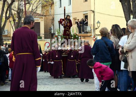 Torredembarra, Espagne. 15th avril 2022. Image de Jésus de Nazareth portant la Croix pendant la procession du Saint-Burial de Jésus-Christ à Torredembarra le vendredi de Pâques. Le vendredi de Pâques, la procession du Saint-Burial est célébrée dans la ville de Torredembarra (Espagne), qui symbolise l'enterrement de Jésus-Christ après avoir été crucifié. (Photo de Ramon Costa/SOPA Images/Sipa USA) crédit: SIPA USA/Alay Live News Banque D'Images