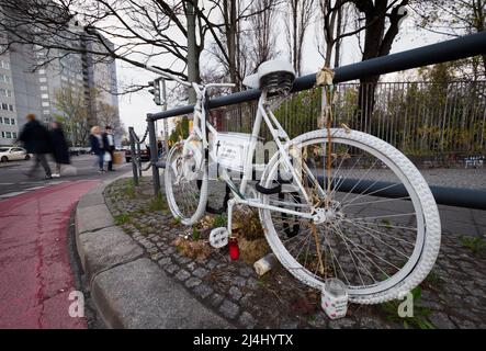 Berlin, Allemagne. 14th avril 2022. Un vélo peint en blanc est relié au coin de Greifswalder Straße et Prenzlauer Berg. Le vélo fantôme est destiné à commémorer une cycliste qui est décédée quelques jours après un accident de la route en mai 2021 à l'âge de 38 ans. Dans le même temps, les automobilistes et les cyclistes doivent être encouragés à être plus prudents. La sécurité routière pour les cyclistes pourrait être accrue par l'introduction obligatoire d'assistants à tourner sur les camions. (À dpa « Turning Assistants for Trucks » du 04/16/2022) Credit: Soeren Stache/dpa/Alay Live News Banque D'Images