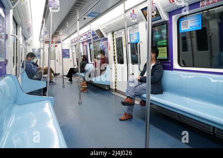 XI'AN, CHINE - 16 AVRIL 2022 - il y a peu de personnes dans le métro à Xi 'an, province de Shaanxi, Chine, 16 avril 2022. De 0 heures le 16 avril à Banque D'Images