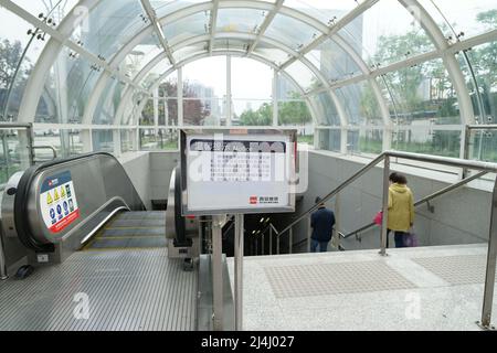 XI'AN, CHINE - 16 AVRIL 2022 - il y a peu de personnes dans le métro à Xi 'an, province de Shaanxi, Chine, 16 avril 2022. De 0 heures le 16 avril à Banque D'Images